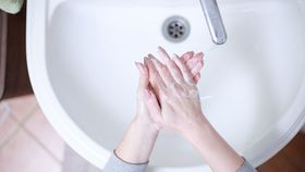 VIDEO Apa caldă din București, dăunătoare pielii. Este plină de substanțe periculoase